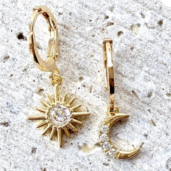 NWT VB&Co Artisan Crafted Gold & Crystal Dangle Star & Moon Earrings - Picture 1 of 3